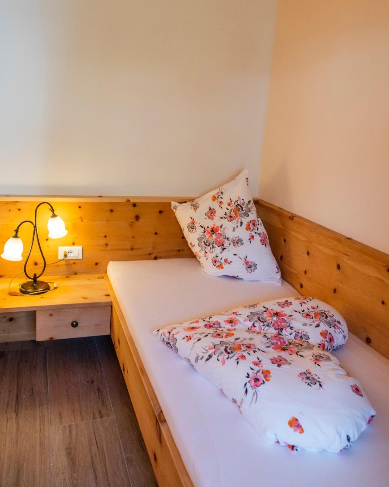 Bed and Breakfast Garni Stübele Tirolo Exterior foto